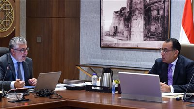 مدبولي يستعرض مع رئيس المنطقة الاقتصادية لقناة السويس مستجدات المشروعات الاستثمارية 