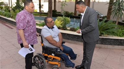 محافظ الدقهلية يلتقي بمواطن من ذوي الهمم ويستمع الي مطالبه