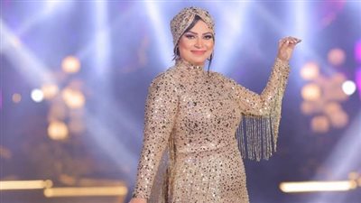 الفوشيا والأخضر موضة صيف 2023