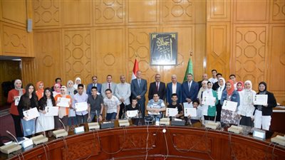 محافظ الإسماعيلية يكرم أوائل الشهادة الإعدادية (صور) 