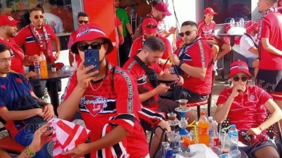  جماهير الوداد تحتشد أمام إستاد القاهرة لدعم فريقها قبل مواجهة الأهلى (صور)