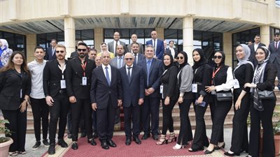 محافظ بورسعيد ورئيس الأكاديمية البحرية يشهدان ندوة الصناعة ومستقبل سوق العمل (صور)