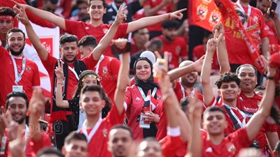 هتافات حماسية من جماهير الأهلي لحظة دخول مشجعي الوداد مدرجات استاد القاهرة (فيديو)