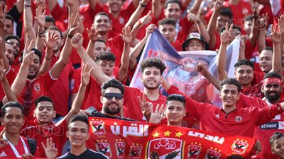 استقبال خاص من الجماهير باستاد القاهرة لـ عامل غرفة ملابس الأهلي (فيديو) 