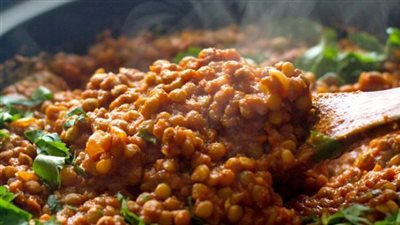 طريقة عمل العدس بجبة، أكلة لذيذة واقتصادية وسهلة التحضير 