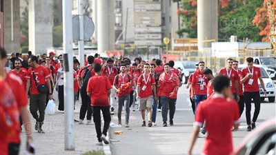  توافد الجماهيرعلى ملعب محمد الخامس لمتابعة مباراة نهائي أفريقيا بين الأهلي والوداد (فيديو)