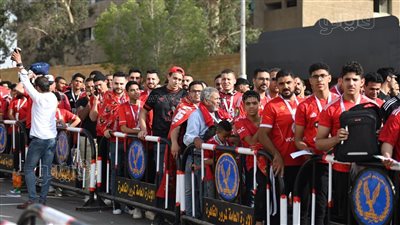 العائلات والشباب يتصدرون مشهد جماهير الأهلي قبل مواجهة الوداد (فيديو وصور)