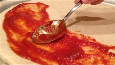 طريقة عمل صلصة البيتزا، مثل الجاهزة وسريعة التحضير 