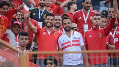 مشجع زملكاوي يدعم الأهلي أمام الوداد من مدرجات ستاد القاهرة (صور)