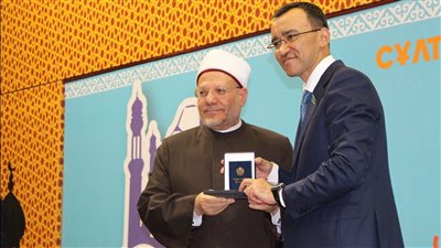 جمهورية كازاخستان تقلِّد مفتي الجمهورية وسام شفاعة لجهوده في نشر السلام
