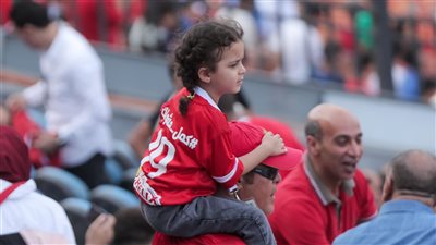 أطفال الأهلي تزين ستاد القاهرة استعدادًا لمواجهة الوداد (صور) 