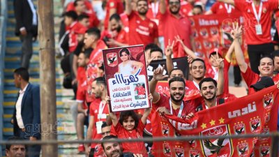 طفلة تطلب هدية النجاح من كهربا قبل مباراة الأهلي والوداد (صور)