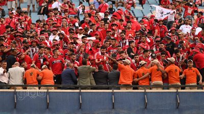 اشتباكات أمام ملعب محمد الخامس قبل مباراة الأهلي والوداد، والأمن يتدخل (فيديو)