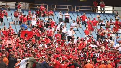 علم الزمالك يتواجد في مدرجات جماهير الوداد قبل مواجهة الأهلي (صور)