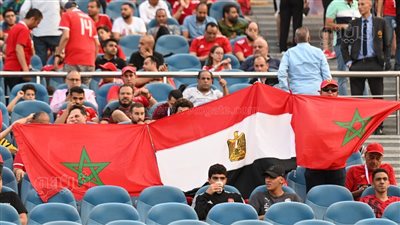 علما مصر والمغرب يزينان مدرجات ستاد القاهرة قبل مباراة الأهلي والوداد (صور)