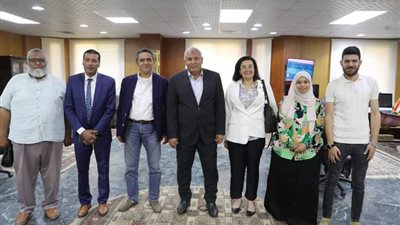 محافظ الوادي الجديد يبحث تعزيز التعاون مع وفد مؤسسة بصيرة