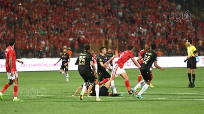 الحكم يحتسب ركلة جزاء للأهلي أمام الوداد والفار يلغيها بعد مرور 30 دقيقة (صور)