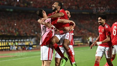 حسين الشحات يحتفل مع جمهور الأهلي بهدف كهربا (فيديو)