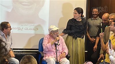 حسن يوسف عن السماح لابنه بالتقبيل: أبوه ياما باس فخليه يدوق