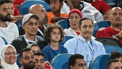 مشجعو الأهلي يلتقطون صورًا تذكارية مع علاء مبارك في المدرجات (فيديو)