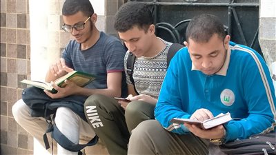 المراجعة الأخيرة، طلاب الثانوية الأزهرية يلجأون للمصاحف قبل دقائق من امتحان القرآن الكريم (صور) 