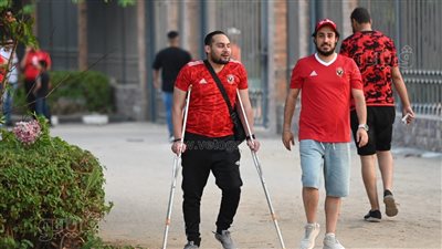 رغم الإصابة، مشجع يدعم الأهلي أمام الوداد بالعكاز (صور)