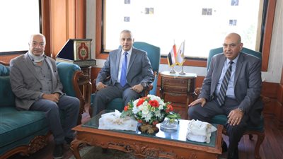 محافظ سوهاج يلتقى وفد وزارة النقل لمراجعة خط سير القطار السريع