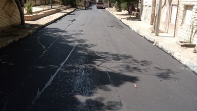 رصف عدد من الطرق بمقابر الثلاثيني في الإسماعيلية (صور)