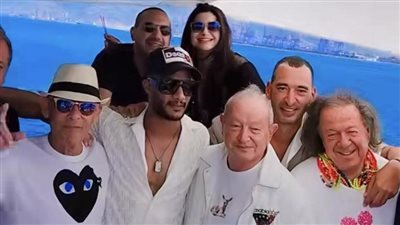 محمد رمضان يحتفل بعيد ميلاد نجيب ساويرس في البحر (فيديو)