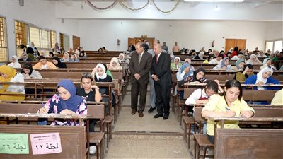 رئيس جامعة المنصورة يتفقد أعمال امتحانات الفصل الدراسي الثانى بكليتي التربية الرياضية والزراعة