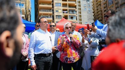 وزيرة البيئة تشارك في حملة تنظيف شاطئ السرايا العام بالإسكندرية (صور) 