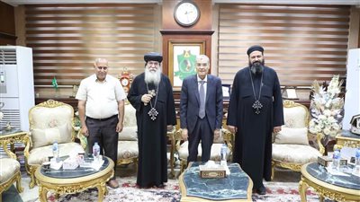 محافظ المنيا يستقبل الأنبا مكاريوس ووفدًا من الكنيسة للتهنئة باستئناف عمله