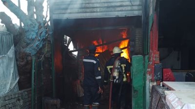 اللقطات الأولى لحريق مطعم أسماك شهير في حلوان (فيديو)