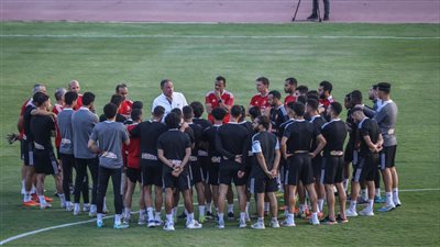 الخطيب يجتمع بلاعبي الأهلي في ملعب التتش استعدادًا لمباراة الوداد (صور)