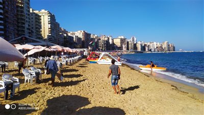 شواطئ الإسكندرية تشهد إقبالا متوسطا من المصيفين (فيديو)