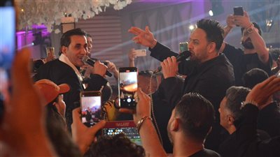 مصطفى قمر يداعب عبدالسلام في حفل زفاف نجل شيبة | فيديو