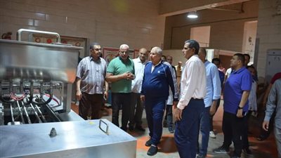 استعدادًا للموسم الجديد، محافظ الوادي الجديد يتفقد مجمع التمور 