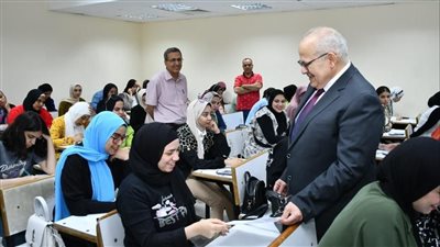 رئيس جامعة القاهرة يطمئن على سير امتحانات نهاية العام الدراسي بكليات الجامعة