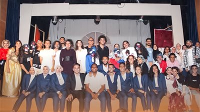 فريق تمثيل آداب عين شمس يقدم مسرحية 