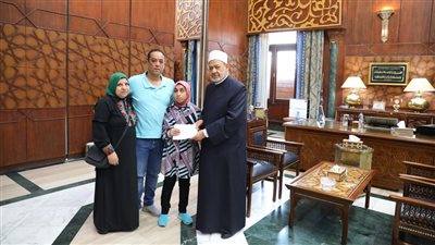 الطيب يكرم طالبة من ذوي الهمم لحفظها القرآن الكريم (صور)