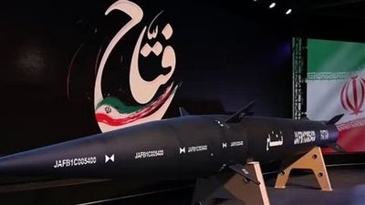 إيران تزيح الستار عن صاروخها الجديد فتاح 