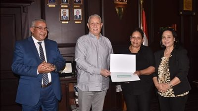  محافظ الأقصر يسلم الأم المثالية مكافأة وزارة التضامن عن عام 202‪3