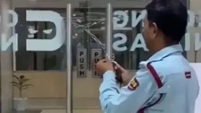 شركة هندية تغلق أبوابها بالسلاسل لمنع موظفيها من المغادرة قبل انتهاء العمل (فيديو) 