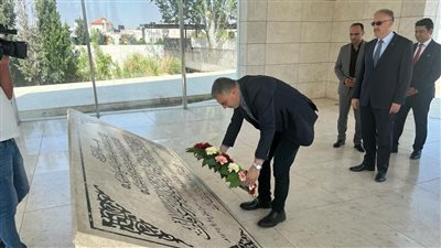 عمرو الليثي يزور قبر ياسر عرفات علي هامش افتتاح مكتب الإذاعات الإسلامية