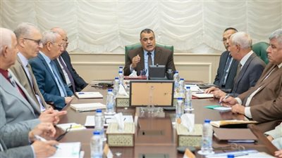 وزير الدولة للإنتاج الحربي يعقد أول اجتماع رسمي بالعاصمة الإدارية الجديدة 