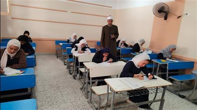 رئيس منطقة الأقصر الأزهرية يتفقد أعمال امتحانات الشهادة الثانوية