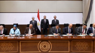 مدبولي يشهد توقيع عقود تحويل الأماكن التابعة لشركات الاتصالات للعمل بالطاقة النظيفة