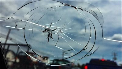 خطوات إصلاح شروخ زجاج السيارات لتجنب العواصف الترابية