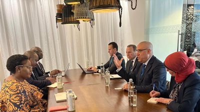 وزير الإسكان يلتقى نظيرته بجنوب إفريقيا لبحث سبل التعاون بين البلدين