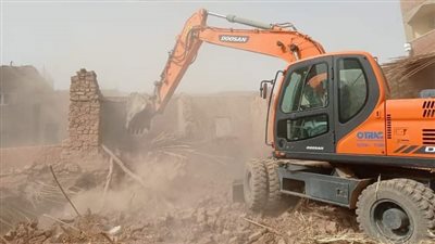 إزالة منزل آيل للسقوط بمدينة موط بالوادي الجديد 